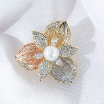 Exkluzivní brož s perlou a zirkony Katy - květina