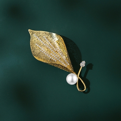 Brož s bílou perlou a zirkony Marcelle Gold