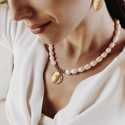 Perlový náhrdelník s ocelovým medailonem Lusia Gold - chirurgická ocel
