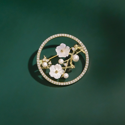 Exkluzivní brož s perlou a zirkony Mirka - květina