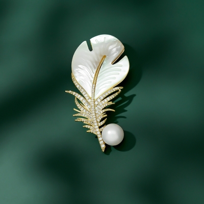 Exkluzivní brož s perlou a zirkony Paví brko