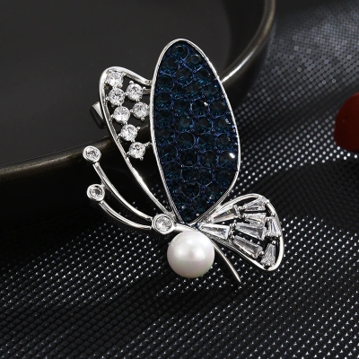 Luxusní brož Swarovski Elements Gina - motýl, perla