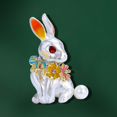 Brož v podobě bílého králíka z Říše divů