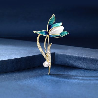 Květinová brož zdobená perlou, zirkony a kočíčím okem