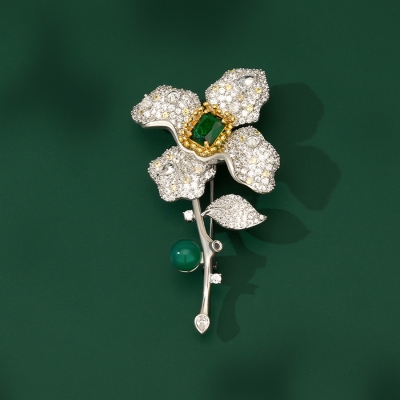 Luxusní květinová brož se smaragdovým krystalem