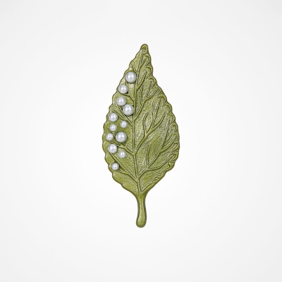 Brož v podobě listu - perlové kapky rosy