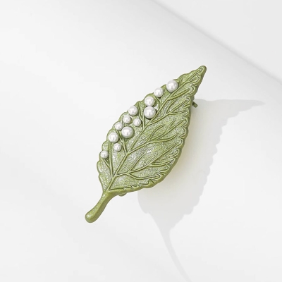 Brož v podobě listu - perlové kapky rosy