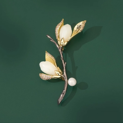 Unikátní brož s mléčným opálem a bílou perlou Magnolie
