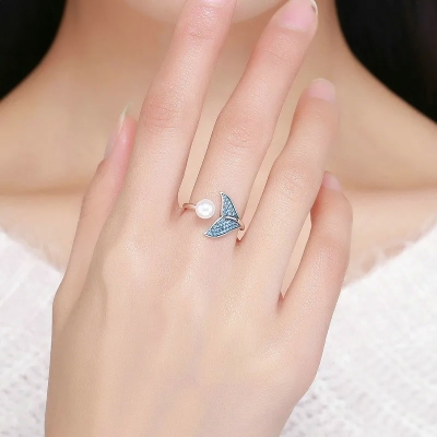 Stříbrný prsten s perlou a zirkony Ploutev, stříbro 925/1000