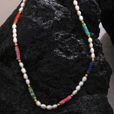 Korálkový náhrdelník Amalka - sladkovodní perly a barvené acháty