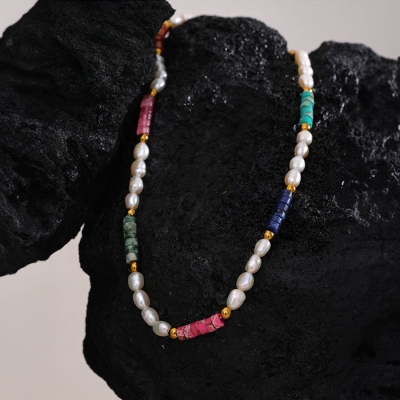 Korálkový náhrdelník Amalka - sladkovodní perly a barvené acháty