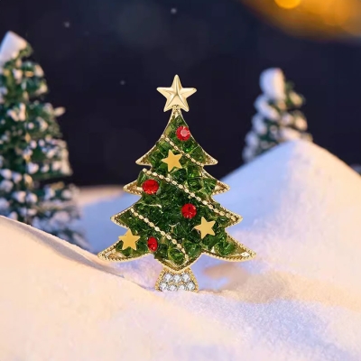 Luxusní vánoční brož ve tvaru stromečku