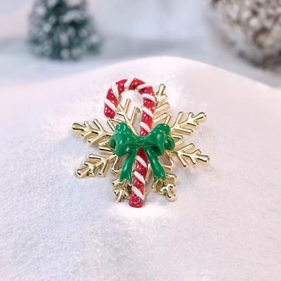Vánoční brož ve tvaru sněhové vločky s lízátkem