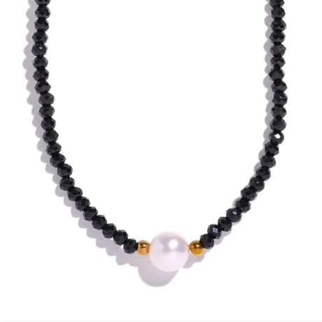 Náhrdelník s bílou perlou a černými krystaly, chirurgická ocel