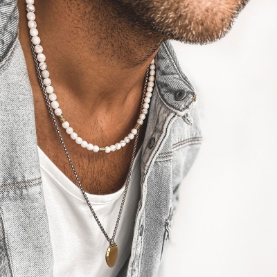 Pánský korálkový náhrdelník Alessio - bílý howlit| Manoki